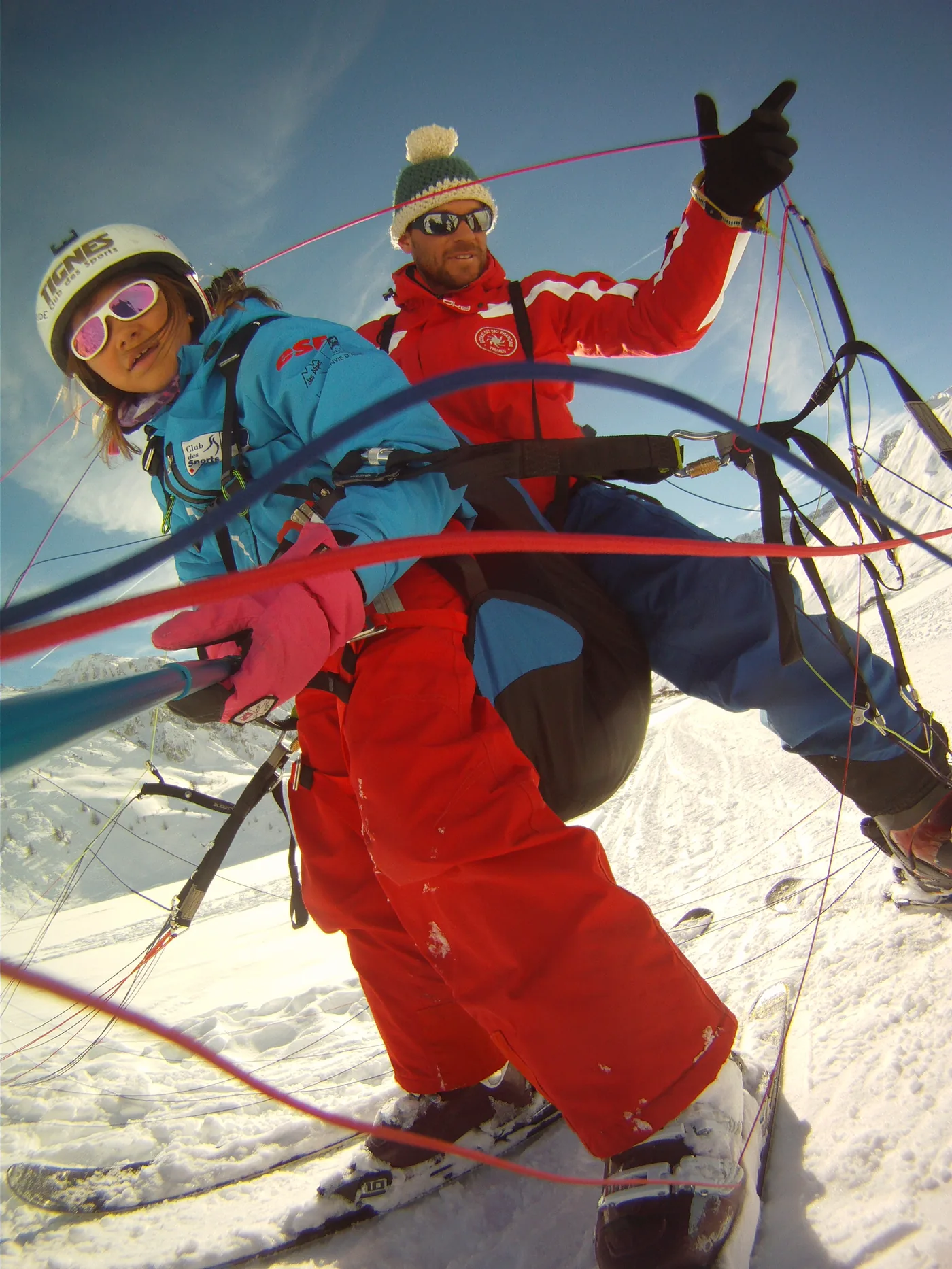 Décollage de parapente à ski sur la neige à Tignes