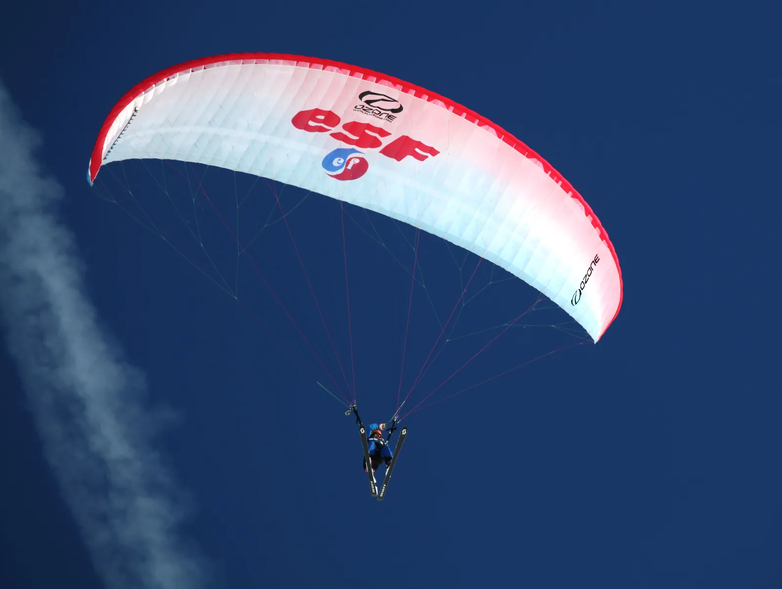 Voile de parapente dans le ciel bleu profond de Tignes